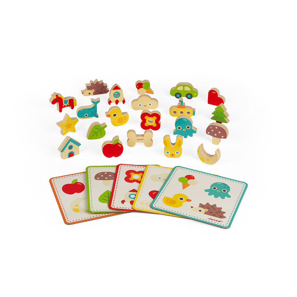 Janod Jogo de Memória Tátil com as peças de madeira espalhadas, as cartas de jogo e o saco de algodão.