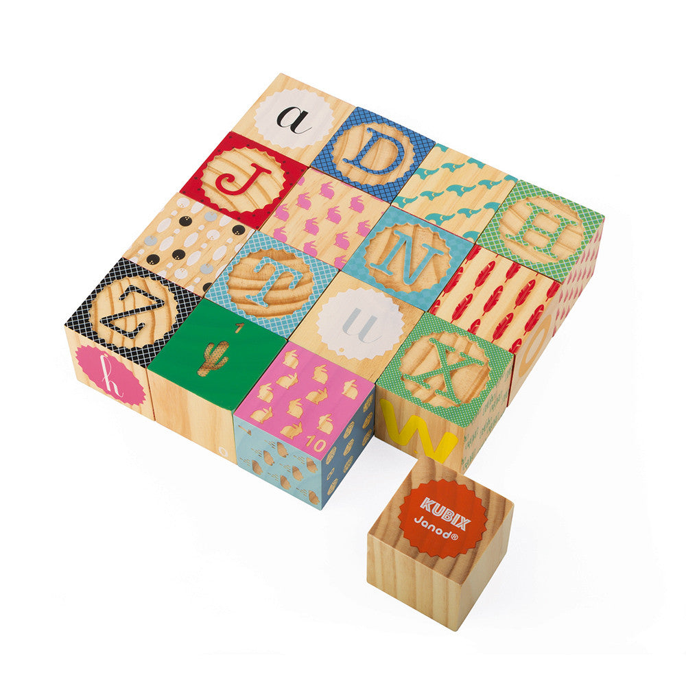 Janod Kubix - 16 cubos de madeira maciça com abecedário, dispostos em forma de pirâmide, mostrando as letras e padrões coloridos.
