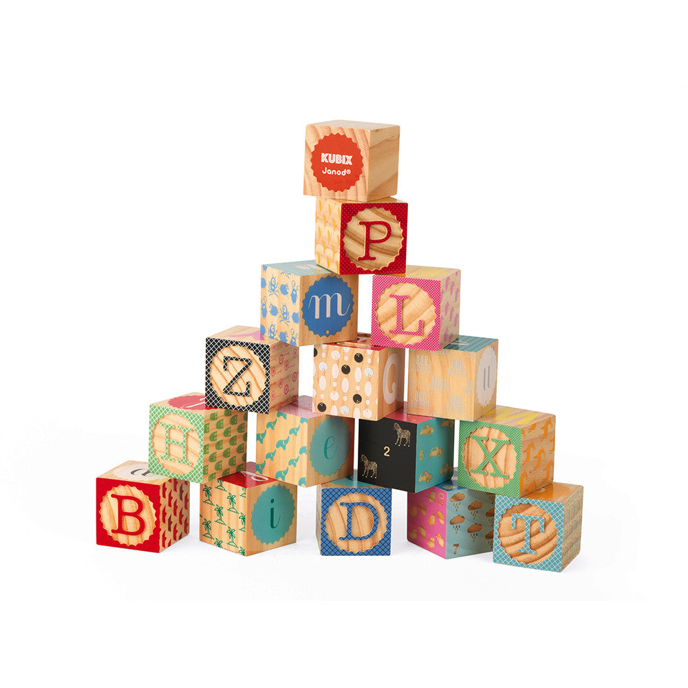 Janod Kubix - 16 cubos de madeira maciça com abecedário, dispostos em forma de pirâmide, mostrando as letras e padrões coloridos.
