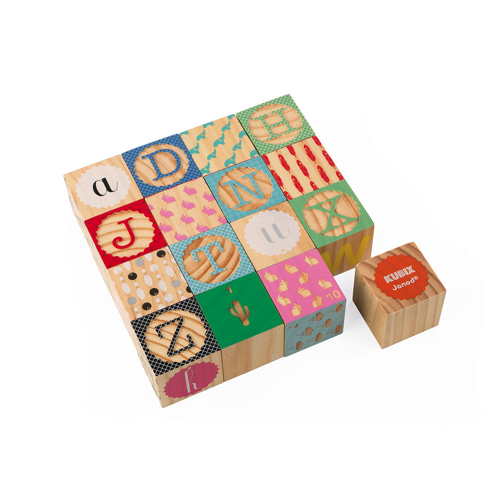 Cubos de madeira Janod Kubix com letras e números, organizados de forma quadrada, com um cubo da marca Kubix ao lado.