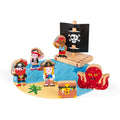 Diversas personagens de madeira do conjunto Janod Mini histórias As aventuras dos piratas em cenário de brincadeira.