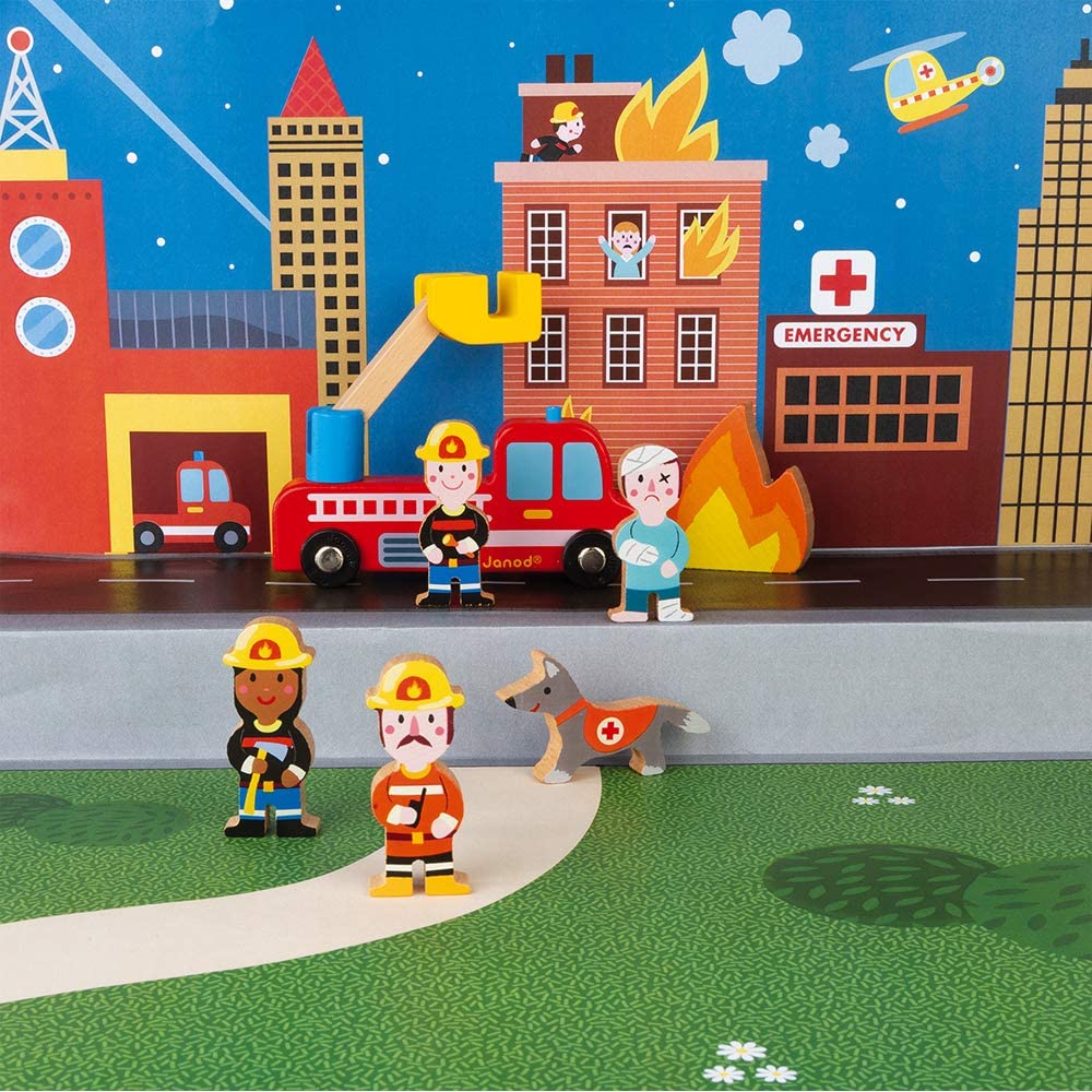 Cenário de brincadeira com o conjunto Janod Mini histórias - As aventuras dos Bombeiros, com fundo de cidade em chamas.