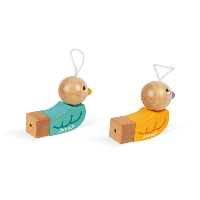 Detalhe do patinho apito de madeira Janod, mostrando o bocal de sopro e o laço de tecido para transporte.