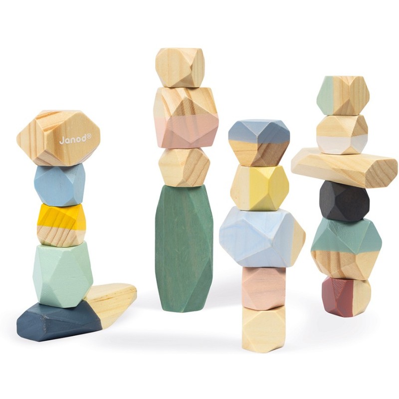 Conjunto de 20 pedras de madeira coloridas em tons pastel da Janod Sweet Cocoon empilhadas em formas criativas.