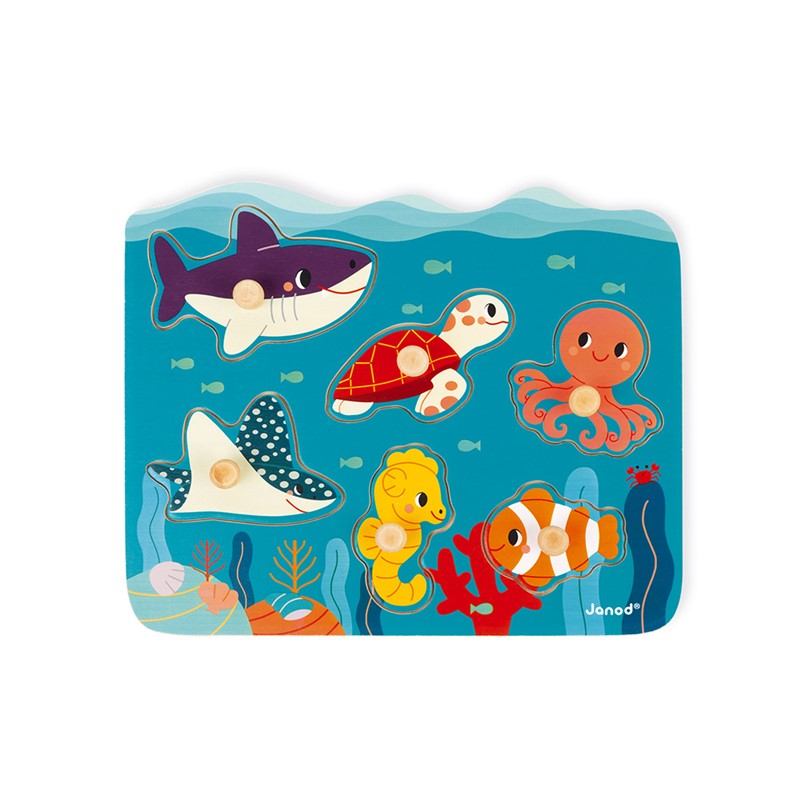 Puzzle de madeira Janod Oceano com as 6 peças de animais marinhos encaixadas na base que representa o fundo do mar.