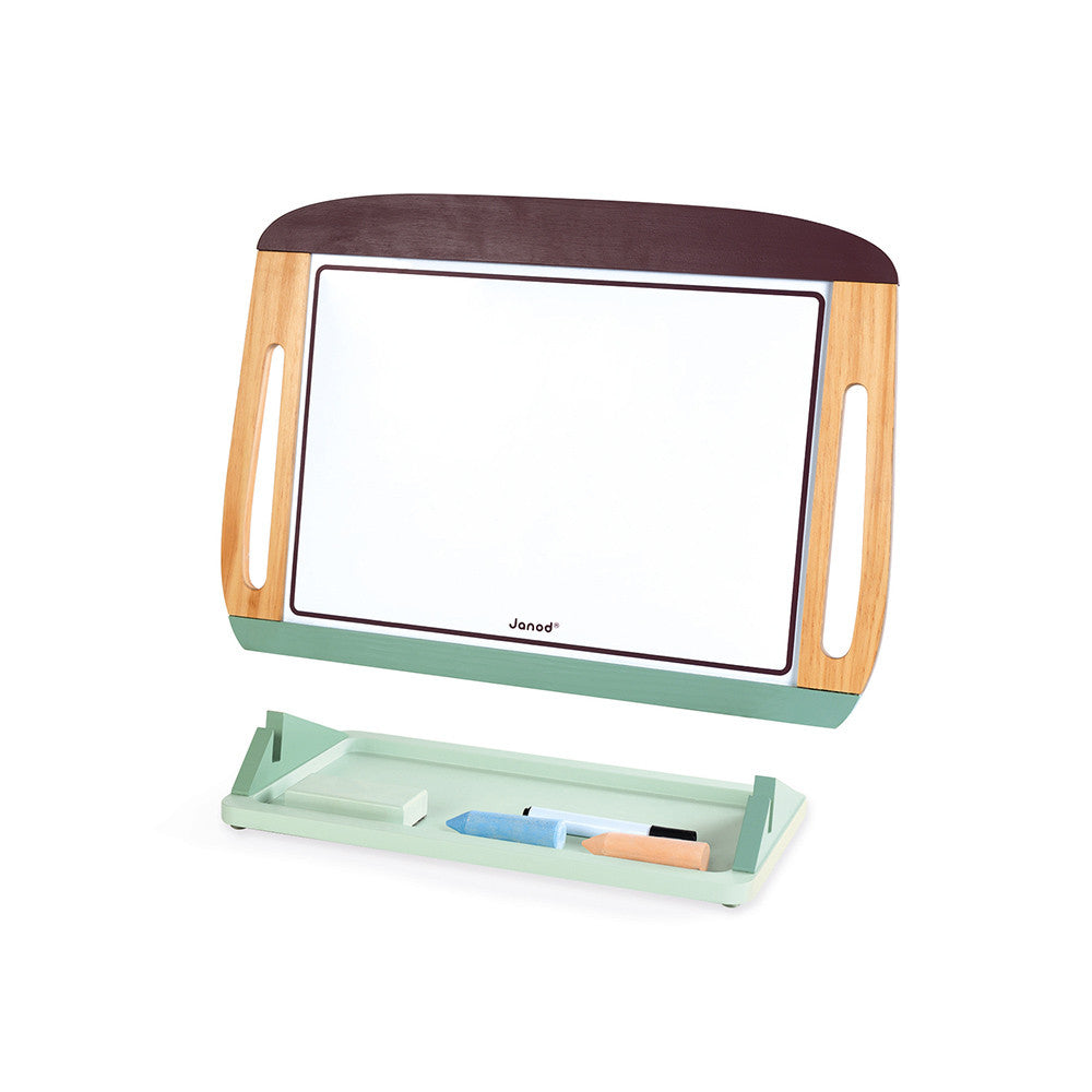 Quadro de mesa Janod portátil de dupla face, verde, com alças, mostrando o lado quadro branco magnético com caneta.