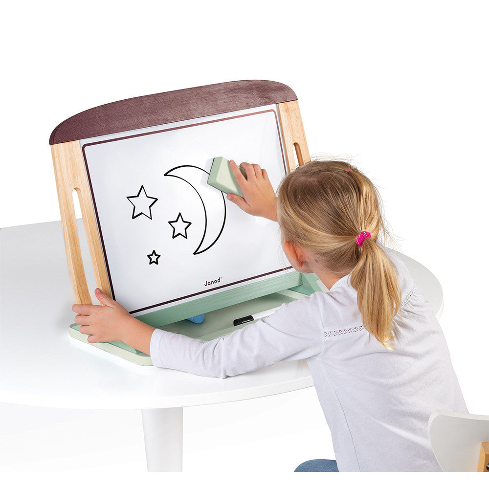 O quadro Janod colocado no suporte vermelho antiderrapante, que inclui espaço para arrumação de acessórios.
