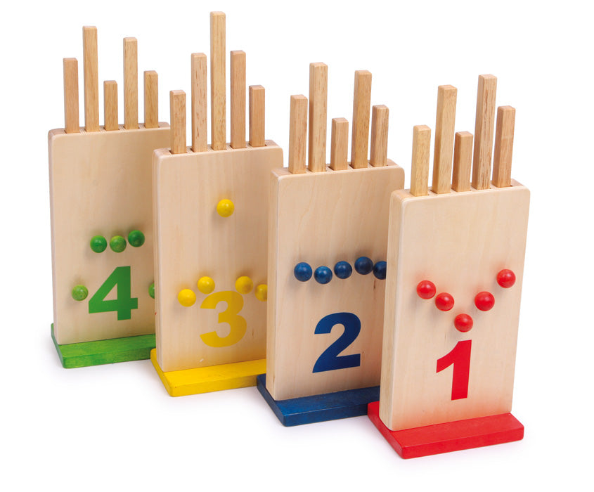 Jogo Buracos Traquinas da small foot com quatro consolas de madeira coloridas, cada uma com um número e buracos para inserir palitos. Palitos de madeira inseridos nas consolas.