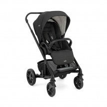 Detalhe do assento reversível do carrinho Joie Chrome, mostrando o mecanismo de rotação e o tecido acolchoado.