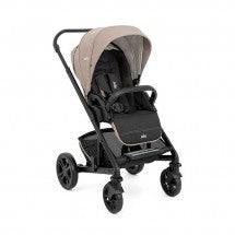 Carrinho Joie Chrome fechado em modo compacto, com pega de transporte, ideal para arrumação e viagem.