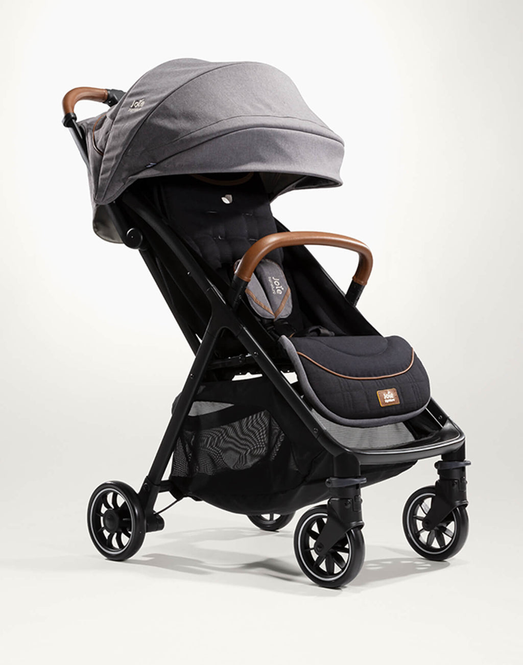 Carrinho de passeio Joie Parcel Signature cinzento em fundo neutro