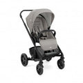 Carrinho de passeio Joie Chrome aberto, com assento virado para a frente, cor cinzenta escura, pronto a usar.