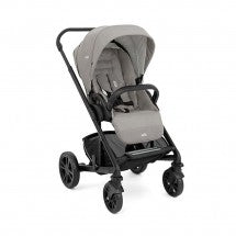 Carrinho de passeio Joie Chrome aberto, com assento virado para a frente, cor cinzenta escura, pronto a usar.