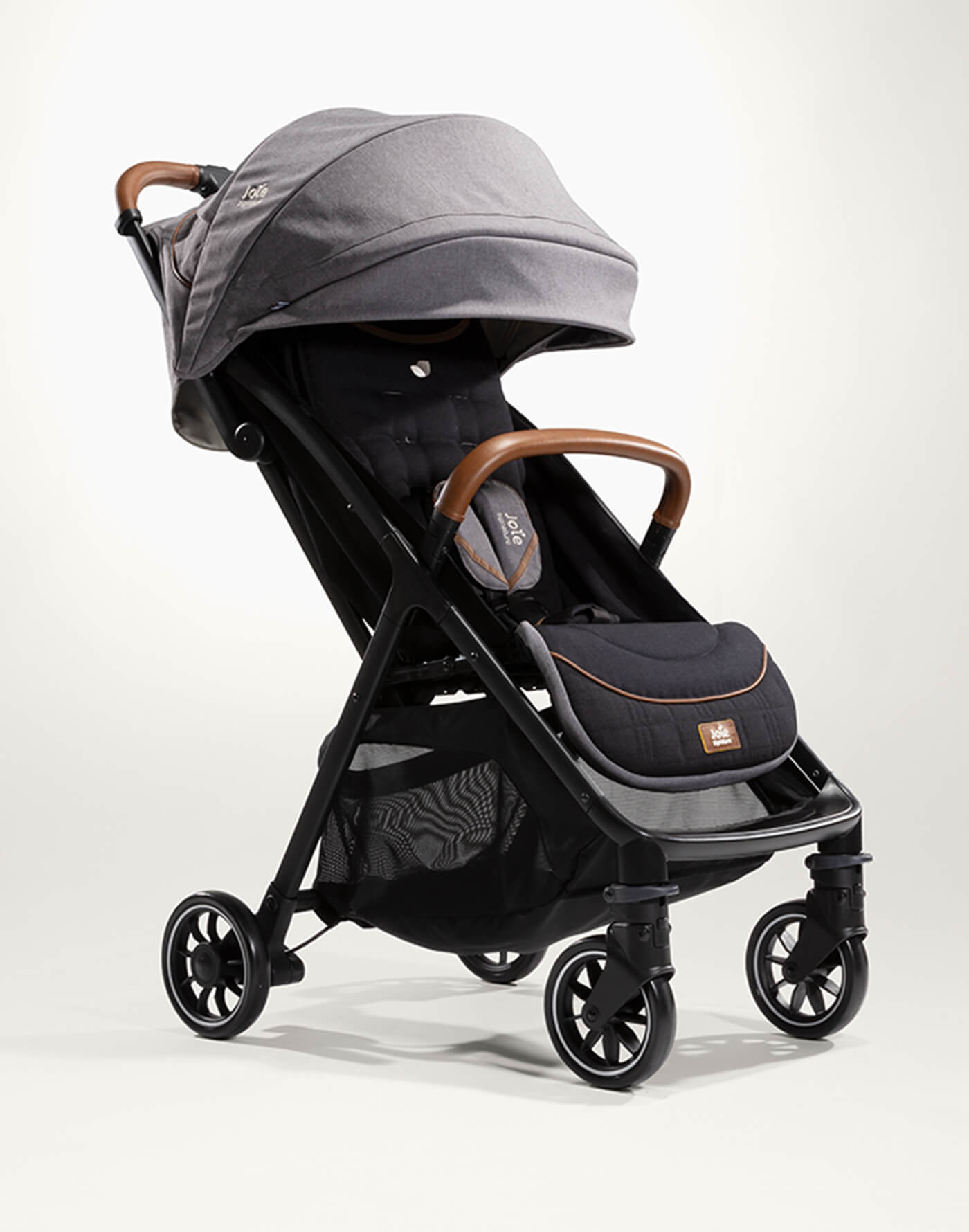 Carrinho de passeio Joie Parcel Signature fechado e ultra-compacto, pronto para arrumação ou transporte. Cor cinzento escuro.