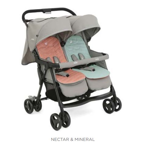 Carrinho de passeio gémeos Joie Aire Twin com assentos rosa e azul e chassis de alumínio leve.