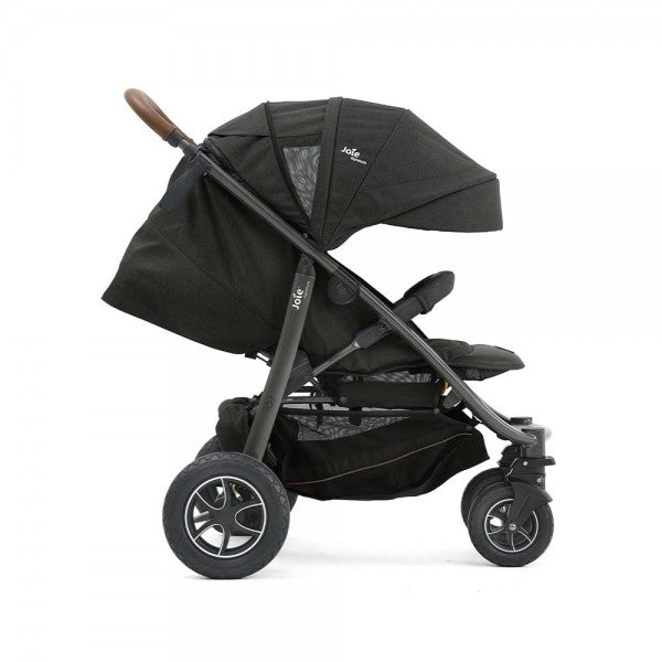 Carrinho Joie Mytrax Flex Signature com o assento voltado para a frente, mostrando o apoio de pernas ajustável em 2 posições e o porta-copos incluído.