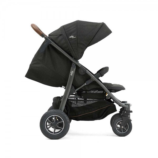 Detalhe do sistema de fecho compacto com uma só mão do carrinho Joie Mytrax Flex Signature, em posição fechada e autossustentável.