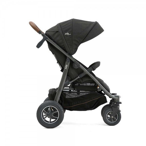 Vista lateral do carrinho Joie Mytrax Flex Signature com o assento na posição vertical, destacando a pega regulável em altura e o cesto de arrumação grande.