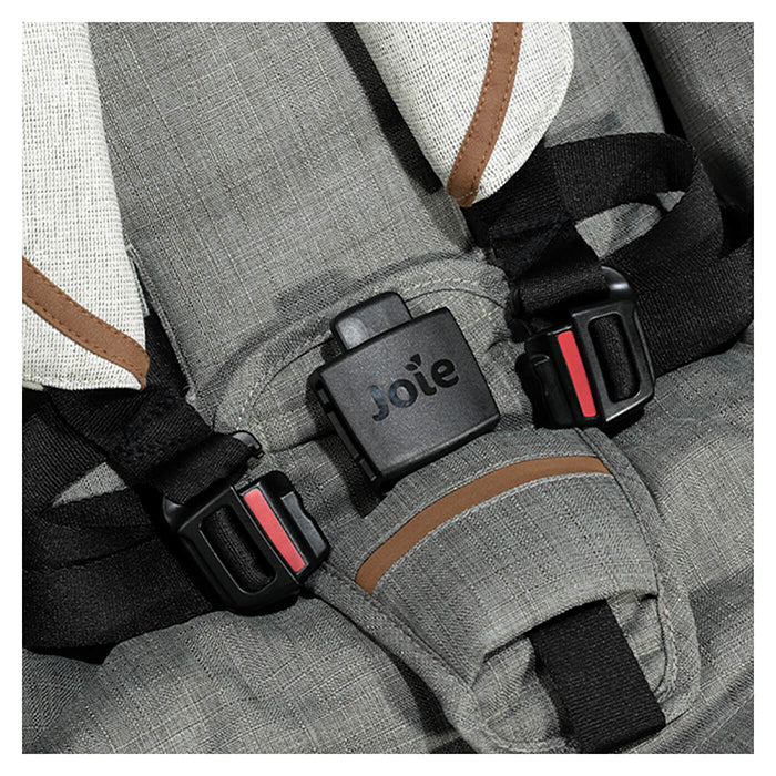 Carrinho Joie Parcel Signature com adaptadores instalados, pronto para encaixar um ovo de bebé (cadeira auto compatível).