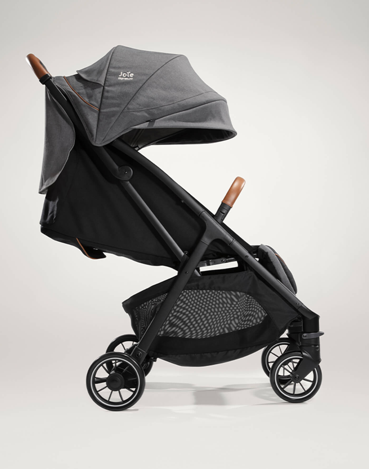 Carrinho Joie Parcel Signature com saco de transporte incluído, destacando a portabilidade e o peso leve de 6,9 kg.