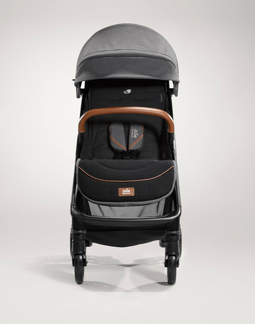 Detalhe das fivelas magnéticas Autoclick™ do cinto de segurança do carrinho Joie Parcel Signature.