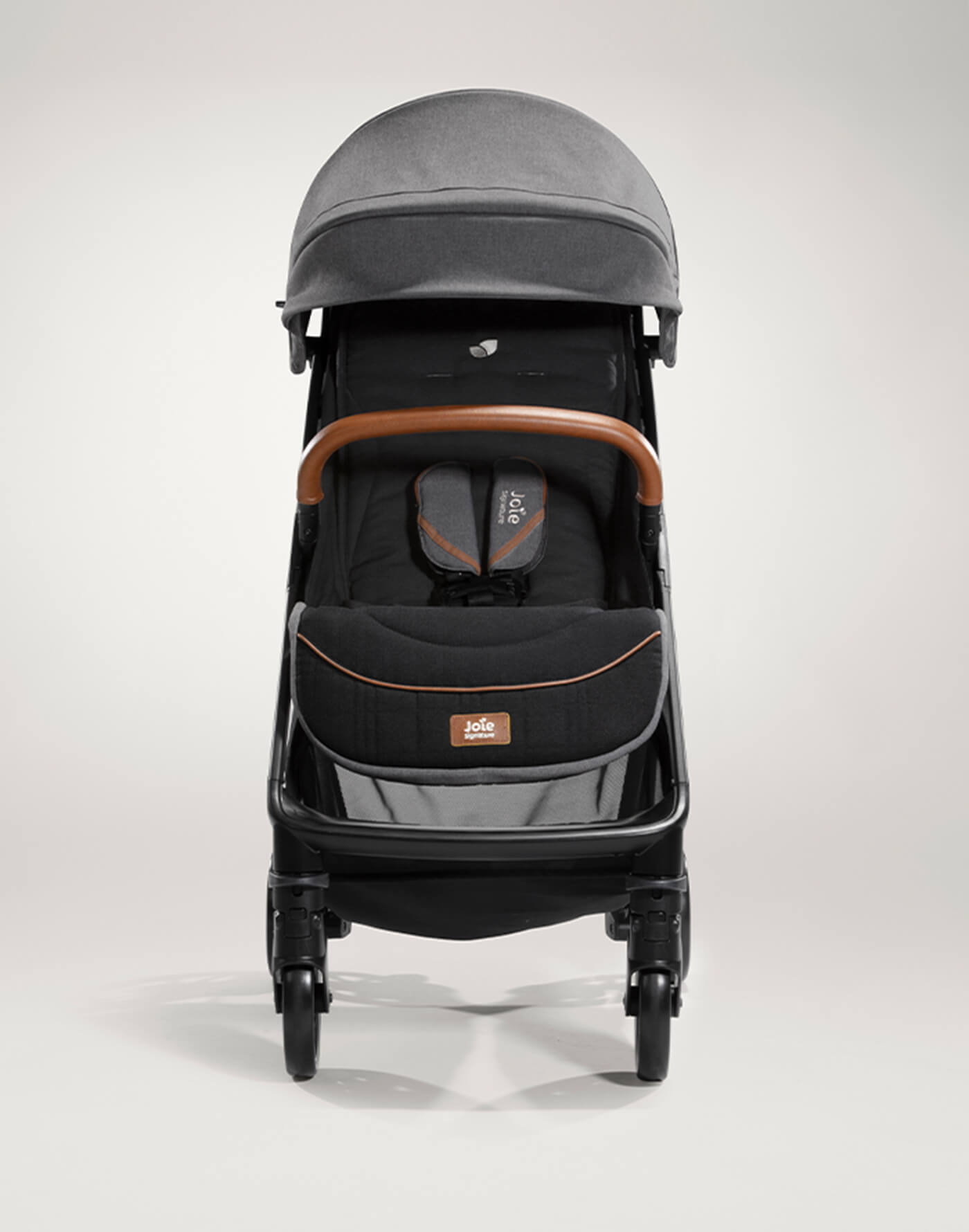 Detalhe das fivelas magnéticas Autoclick™ do cinto de segurança do carrinho Joie Parcel Signature.