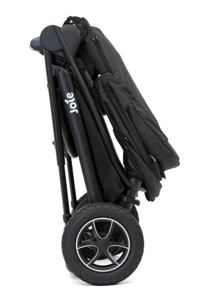 O sistema Joie DUO Versatrax + Ramble XL com uma cadeira auto "ovo" Joie (não incluída) acoplada, ilustrando a conversão para sistema TRIO.