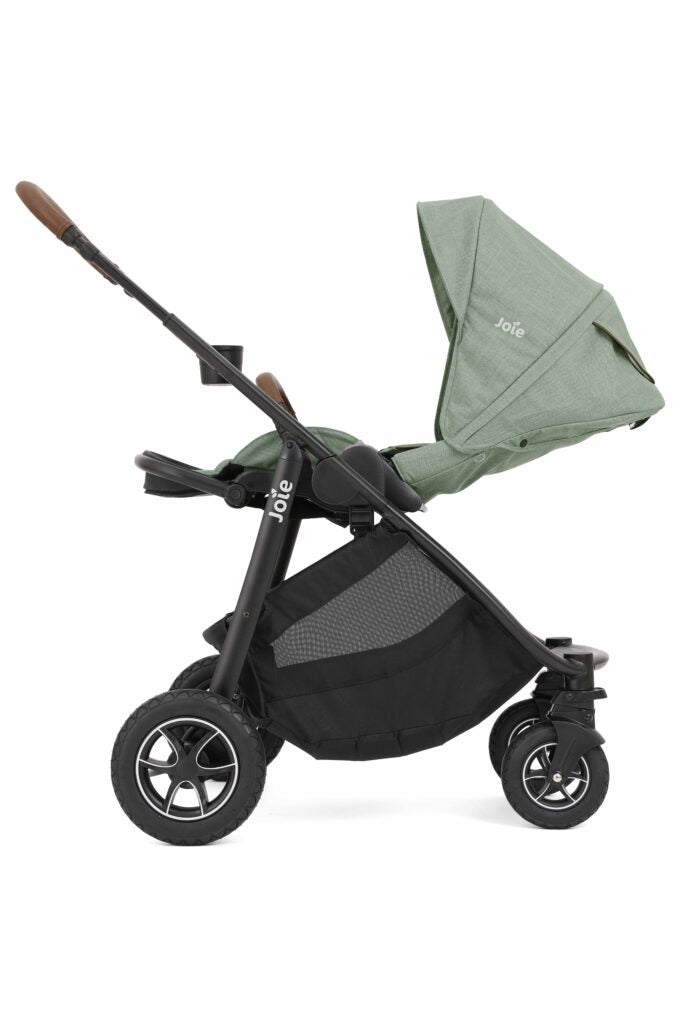 Alcofa Joie Ramble XL encaixada no chassi do Versatrax, focando no interior acolchoado e no colchão plano, ideal para recém-nascidos.