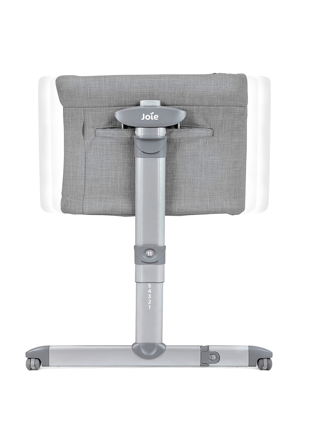 Vista lateral do berço Joie Roomie glide, mostrando os pés retráteis ajustáveis em altura para alinhamento com a cama.