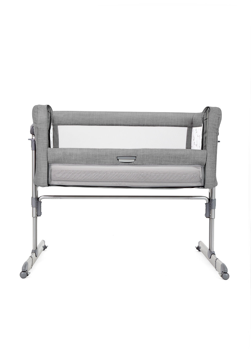 Berço co-sleeper Joie Roomie glide em cor neutra, montado e pronto a usar, mostrando a lateral rebatida junto a uma cama de adulto.