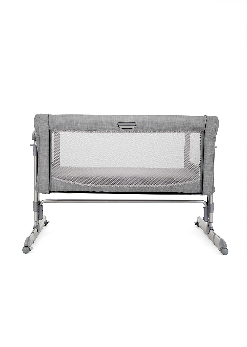 O berço Joie Roomie glide dobrado e compacto, pronto para ser transportado ou guardado, evidenciando a portabilidade.