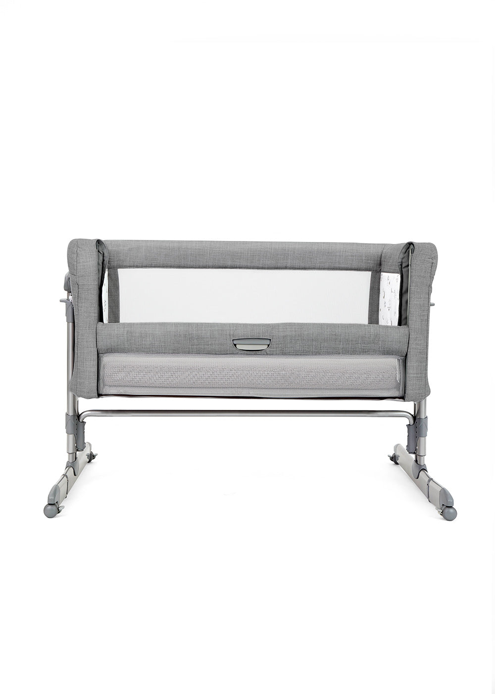 Vista lateral do berço Joie Roomie glide com o colchão firme e o sistema de pés retráteis para ajuste de inclinação.