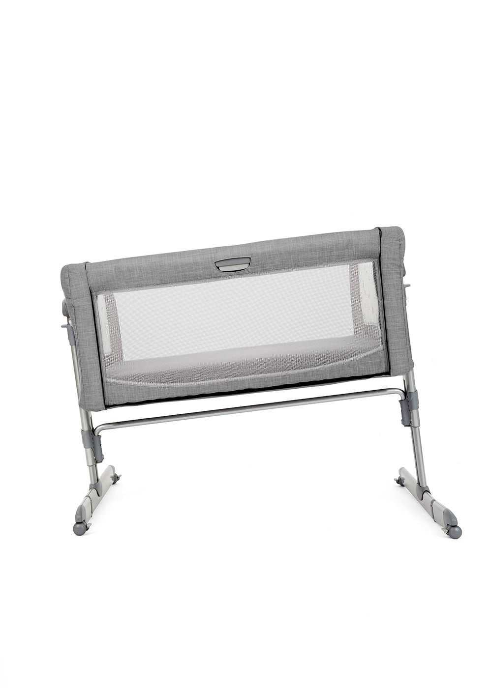 Detalhe da lateral em rede do berço Joie Roomie glide, evidenciando a ventilação e a proximidade segura com o bebé.