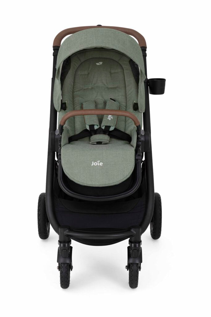 Vista frontal do carrinho de passeio Joie Versatrax em verde azeitona, com suporte para copo no guiador.