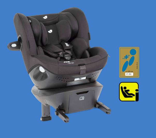 Cadeira auto preta com base ISOFIX e proteção lateral, posicionada para visualização frontal em três quartos.