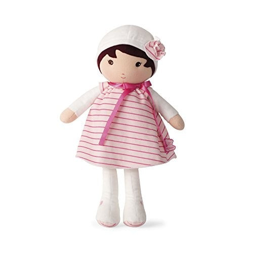 Boneca Kaloo A minha primeira boneca Rosa, vista frontal, com vestido rosa às riscas e gorro branco com flor.