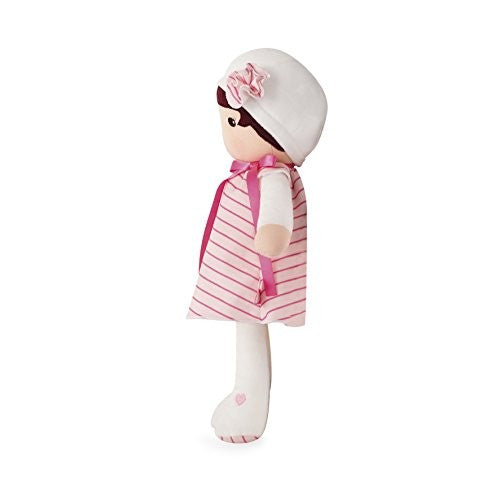 Vista lateral da boneca Kaloo A minha primeira boneca Rosa, destacando o vestido, gorro e um coração bordado no pé.