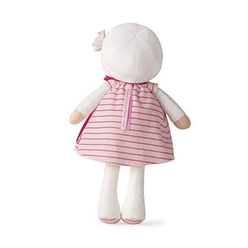 Vista traseira da boneca Kaloo A minha primeira boneca Rosa, mostrando o vestido rosa às riscas e o gorro.