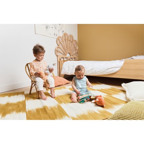 Duas crianças a brincar com peluches Kaloo, incluindo Nino a Raposa, num quarto aconchegante.