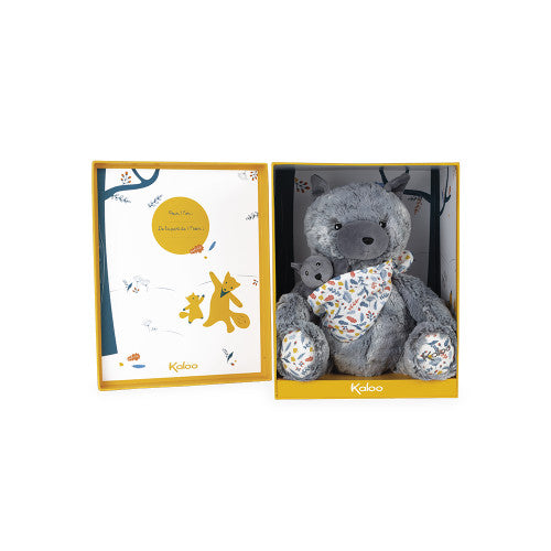 Detalhe do rosto terno do peluche Lobo Mãe Kaloo, exibindo a sua textura de pelo muito macio e fofo.