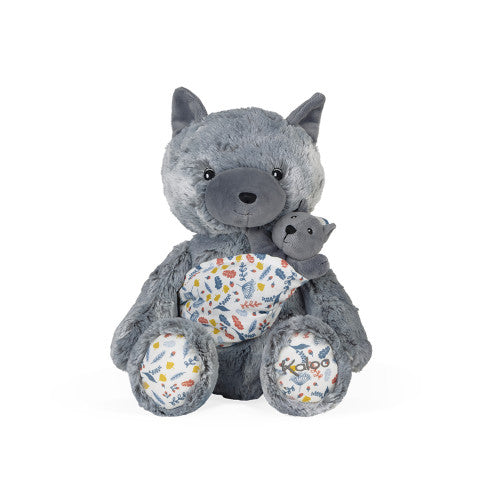 Peluche Kaloo Lobo Mãe (35cm) a segurar o seu bebé num porta-bebés de musselina com padrão de vegetação.