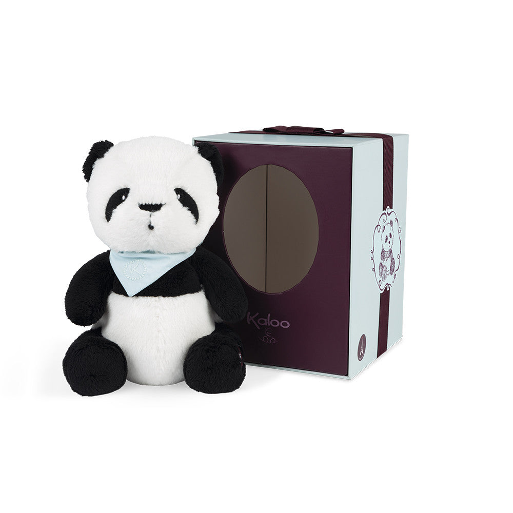Kaloo Peluche Panda Bamboo sentado ao lado da sua caixa de presente branca com janela e laço roxo.