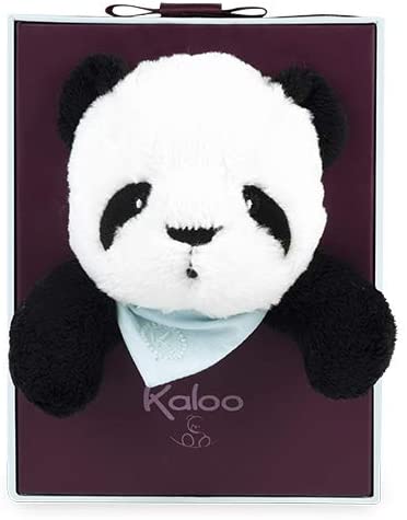 Kaloo Peluche Panda Bamboo sentado ao lado da sua caixa de presente branca com janela e laço roxo.