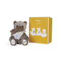 Urso de peluche castanho macio Kaloo com bebé no porta-bebés de musselina com padrão "debaixo do pincel".