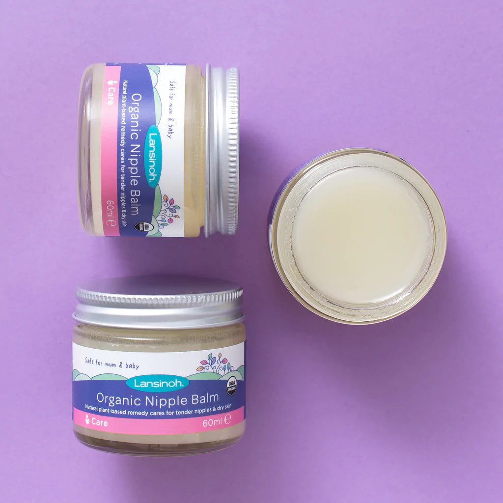 Detalhe da textura cremosa e suave do bálsamo orgânico Lansinoh aplicado sobre a pele, destacando a hidratação.