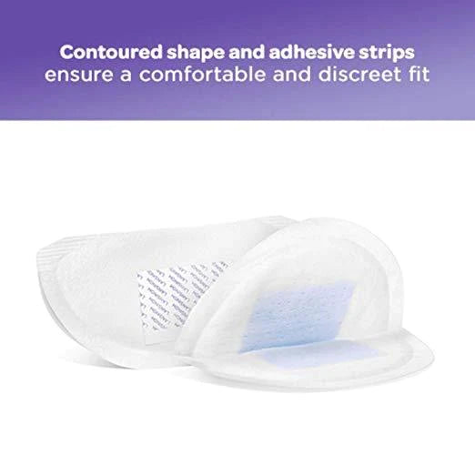 Um disco de amamentação Lansinoh aberto, mostrando o núcleo ultra-absorvente Blue Lock™ e a fita adesiva antiderrapante.