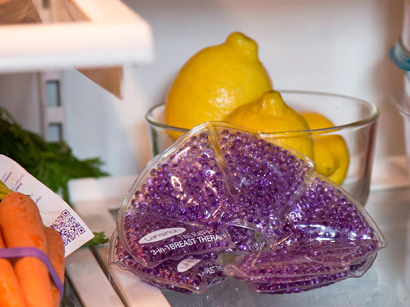 Detalhe dos discos de gel térmicos Lansinoh com as suas capas de tecido macio, prontos a usar no sutiã.