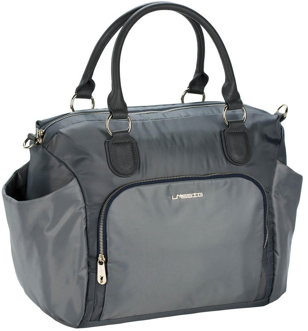 Acessórios incluídos: muda fraldas repelente de água e bolsa removível para biberão, junto à bolsa Lassig Avenue Bag Grey.