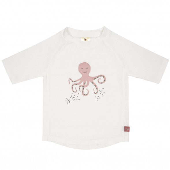 Camisola UV Lassig em uso por um bebé, demonstrando o ajuste confortável e a cobertura das mangas curtas.