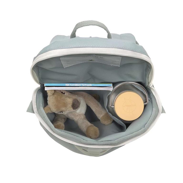 Interior da mochila Lässig Dino aberta com suporte de garrafa e brinquedo.